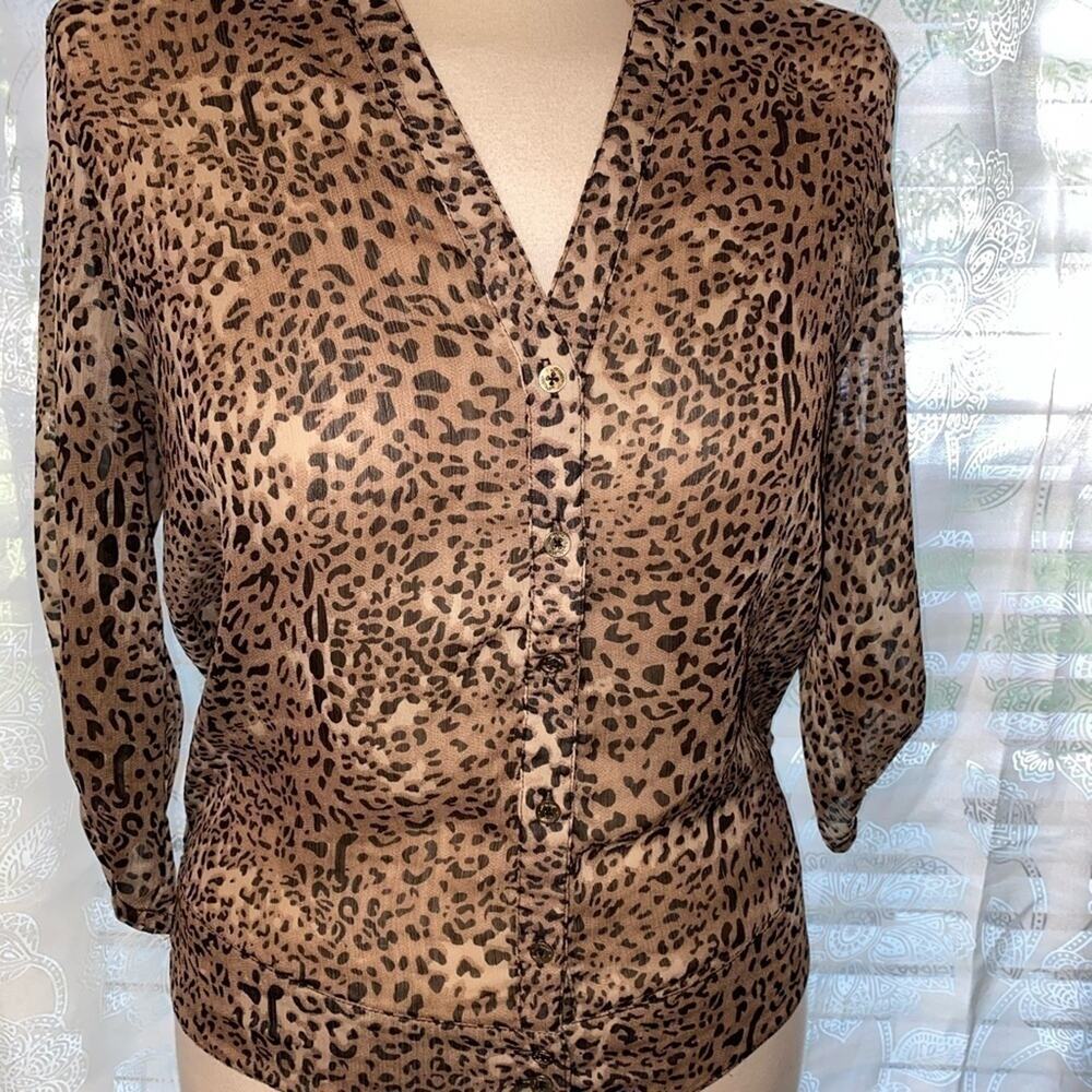UEC GUESS SHEER V NECK LEOPARD PRINT SHEER TOP SZ S